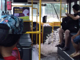 公交车 暴雨 蹚水 前进