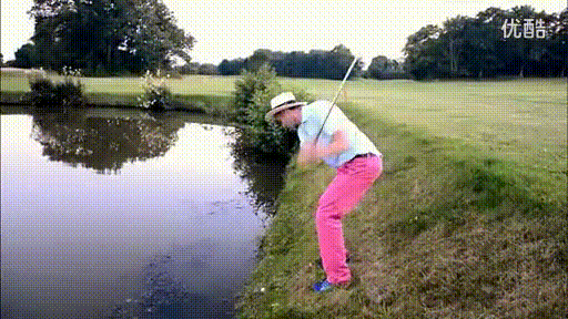 打高尔夫 掉河里 搞笑 失足