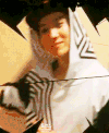 男孩 帽子 白衣服 抢镜头
