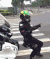 人行道 跳舞 观看 戴头盔