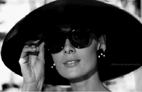 太阳镜 美极了 生活 太神了 美丽的 电影 爱 艺术 酿造的 黑色和白色 居住 可爱的 惊人的 简直不可思议 奥黛丽·赫本 感兴趣 看那 蒂凡尼的早餐 杜鲁门·卡波特 冬青holightly 太阳帽