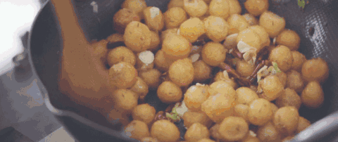 小土豆 翻炒 大锅 金黄色