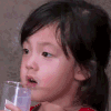 女孩 喝水 回头 发生什么了