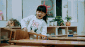 孩子 桌子 窗户 女孩