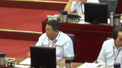台北 议会 市长 生气 敲桌子