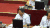 台北 议会 市长 生气 敲桌子