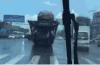 车祸 货车 大挂车 翻车 转弯