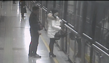 注意 地铁 小偷 偷东西