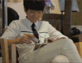 王俊凯 低头 看的入神 笑容