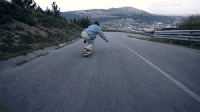 滑板 男孩 大山 树木