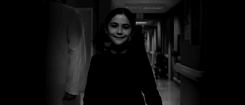 小女孩 走来 医院 微笑