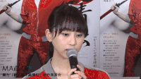 美女 讲话 低头 认真