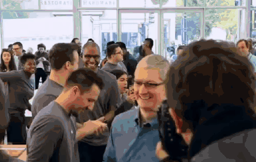CEO iphone 企业家 动作 库克 拍肩 苹果 线下实体店