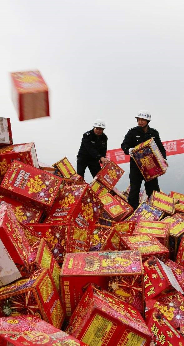 烟花爆竹 处理 警察 堆积