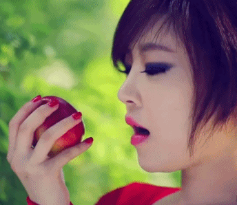 美女 苹果 啃食 红指甲