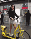 长发美女 挥手 骑车 箭头