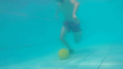 水底 瓷砖 踢球 游泳