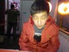 灯光 背影 玻璃 小男孩