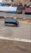 黑车  乡村  土路  慢行