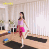 女人 粉短裤 粉背心 黑色垫