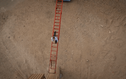 男人 攀爬 梯子 可怕