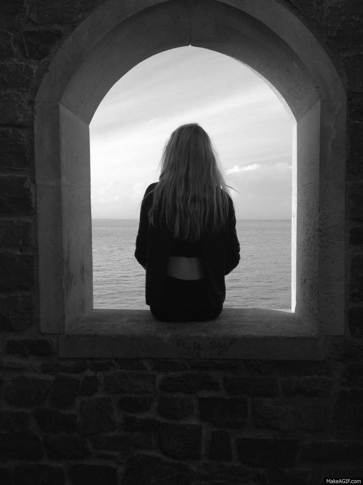 海洋 女孩 海滩 头发 黑色和白色 等待 海 通过 城堡 天空 冒险 多云的 了望 海滨 头发吹 窗台 风吹头发