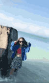 美女 长发 海水 剪刀手