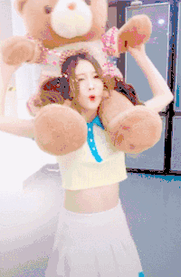 美女 玩具熊 骑脖子 可爱