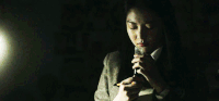 美女 注视 杯子 黑夜