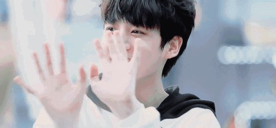 小鲜肉 打招呼 挥手 帅