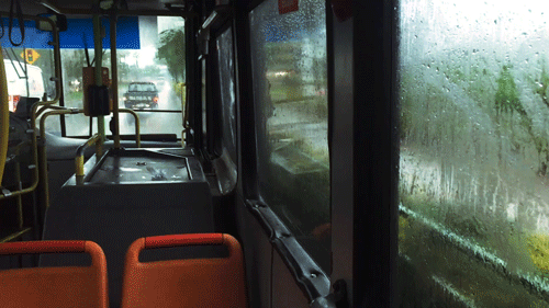 公交车 雨天 城市 马路
