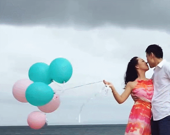 结婚 海边 气球 接吻