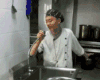 帅哥 拿着淋浴头唱歌 打开 喷一脸