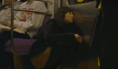 美女 困了 公交车 睡着 蹲着