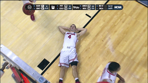 运动员 躺在地上 篮球 仰卧起坐