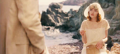 美女 吃东西 白裙子 海边 岩石