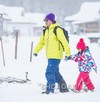 父爱 牵手 雪地 同行