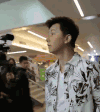 打招呼 花衬衫 拍照 伸手