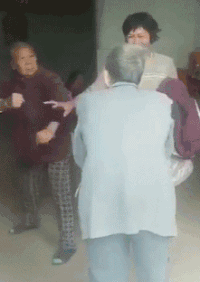 老人 搞笑 娱乐 打架