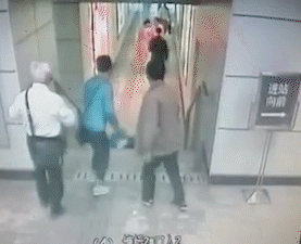 上海 地铁 逃犯 警察 绊倒 脚法 追逐