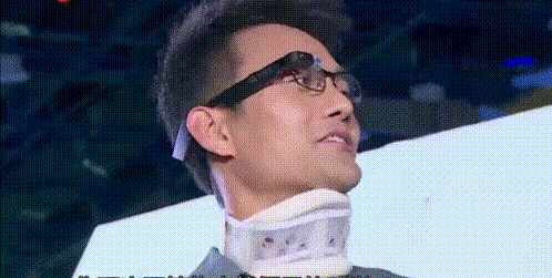 王凯 补刀 戴眼镜 脖子怎么了