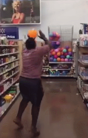 超市 玩球 砸到人 胖子