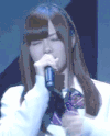 美女 唱歌 闭眼 认真
