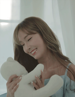 韩国女星 玩具熊 微笑 可爱 婉约