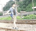 铁轨 行走 男星 杂草