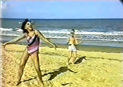 海边 沙滩 母子跳舞
