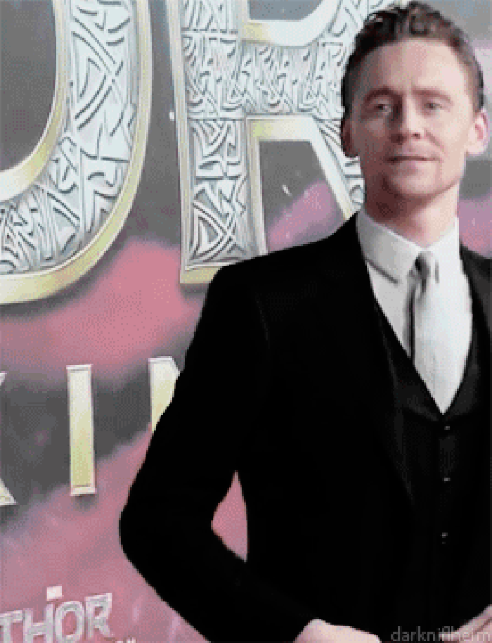 Tom Hiddleston 西装 耍酷 摸头发