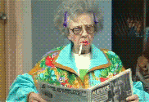 抽烟  老太太  阅读报纸  身体好
