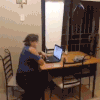 看电脑 乎你一脸 摔倒