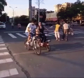 自行车 垃圾桶 马路  危险